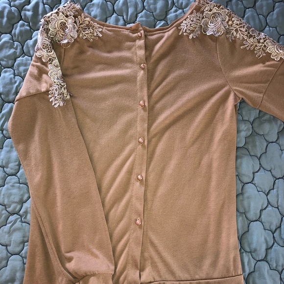 ✌️Last $$💧Tan Button Back Blouse - Picture 3 of 3